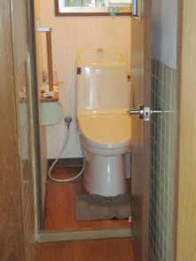 間口が狭く、二重扉で段差もあり使いづらいトイレでした。